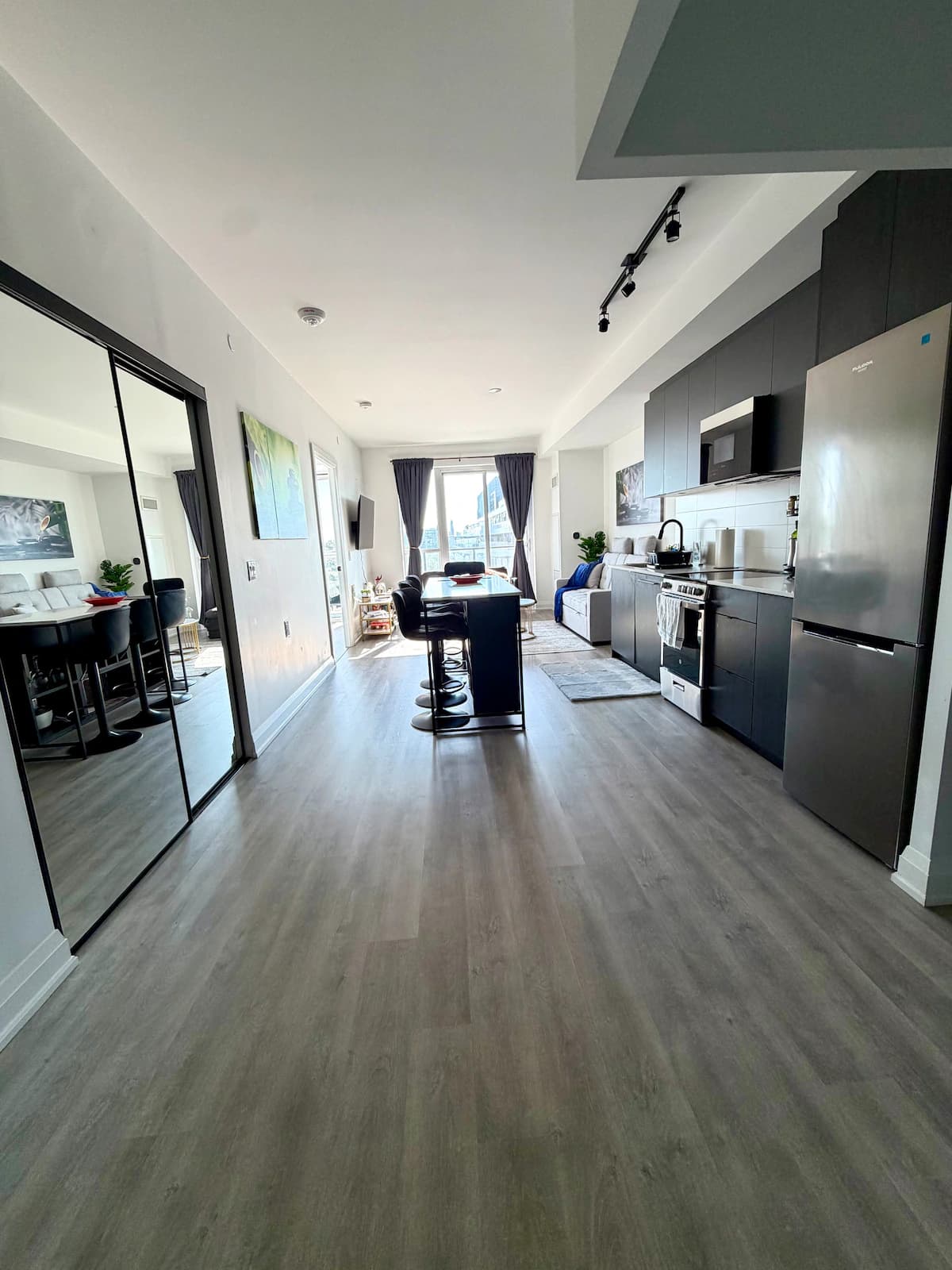 Toronto Skyline Retreat - Photo 5